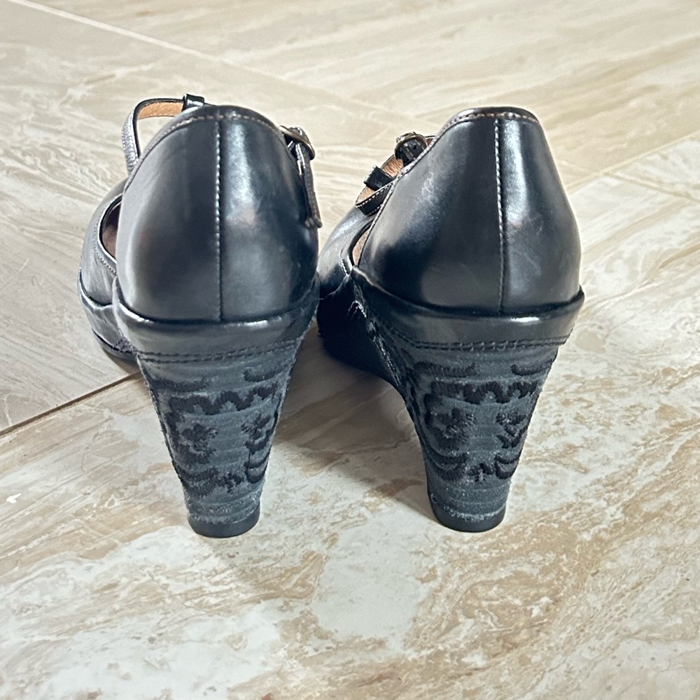 Clark's size 6.5M T-strap wedge heels - Picture 2 of 8